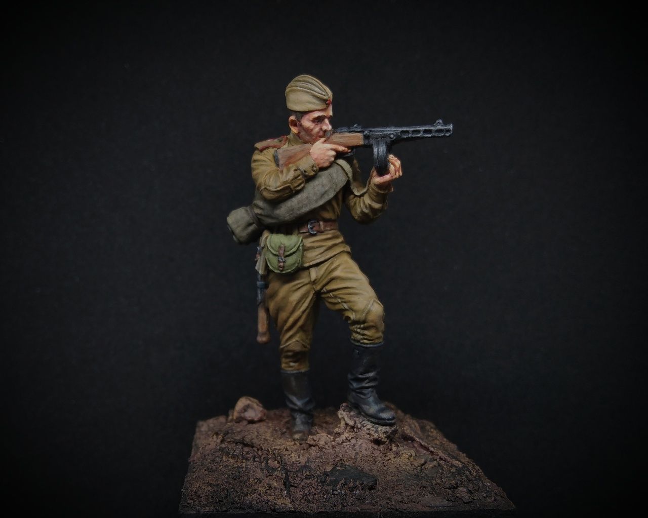 Мигиатюра в росписи "Автоматчик пехоты Красной Армии, 1943-45 гг."