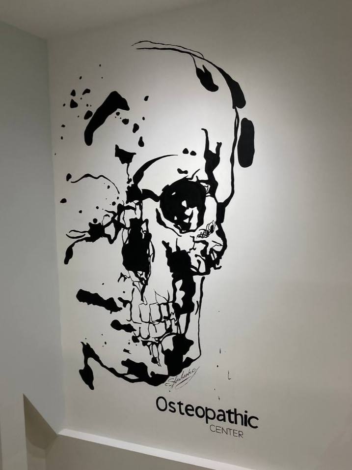 роспись стены "череп"