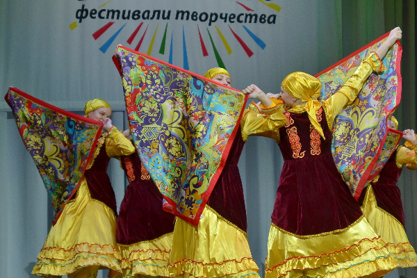Выступление танцевальных коллективов