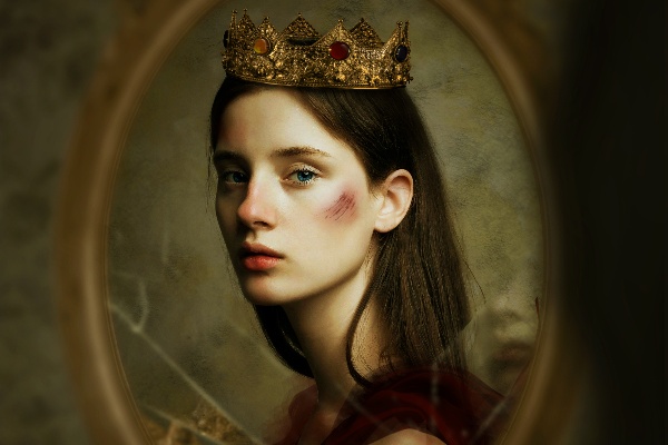 Queen In Mirror