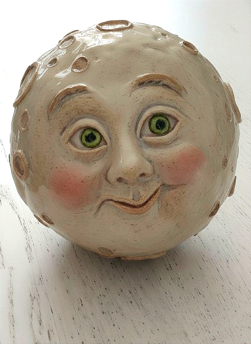 Луна из белой глины