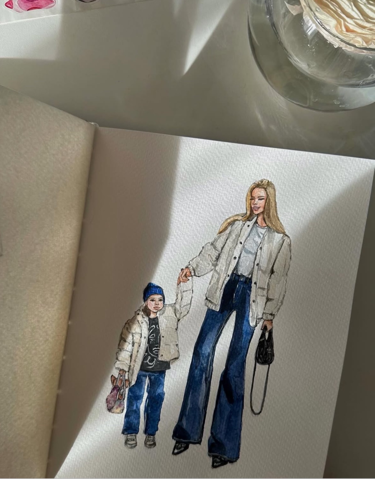 Фешн-иллюстрация стильных мамы и дочки