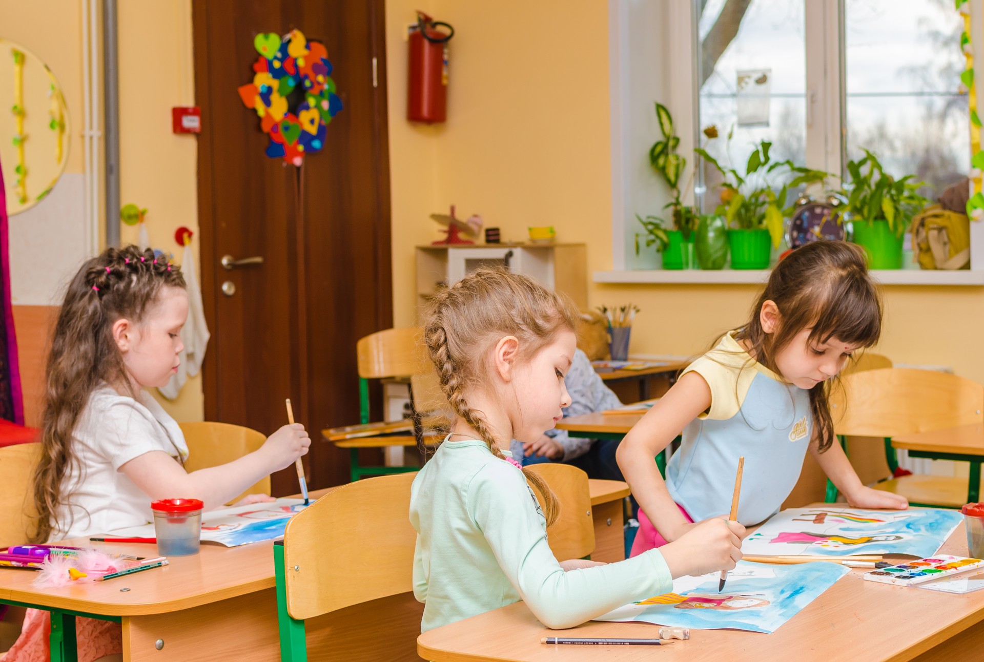 Дети рисуют